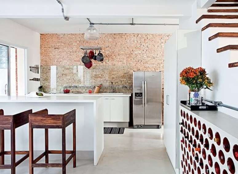 58. Banqueta para cozinha de madeira dando um charme a mais ao ambiente &ndash; Foto: Casa e jardim