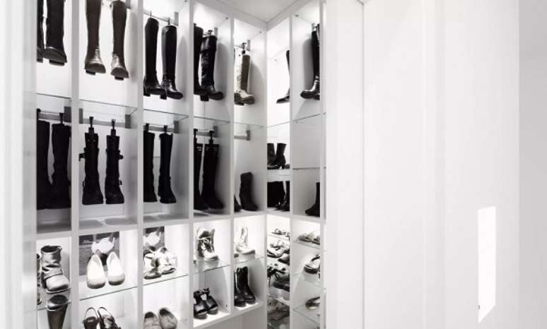 34. Os cabides de cal&ccedil;a podem ser usados para guardar botas de cano alto e funcionam como alternativa da sapateira de pl&aacute;stico. Fonte: Pinterest