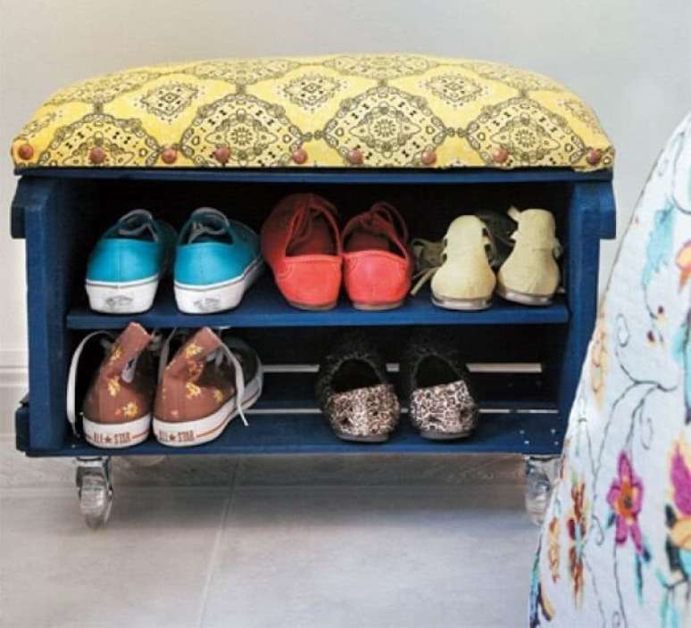 77. A caixa de feira se transformou em uma linda sapateira. Fonte: Pinterest