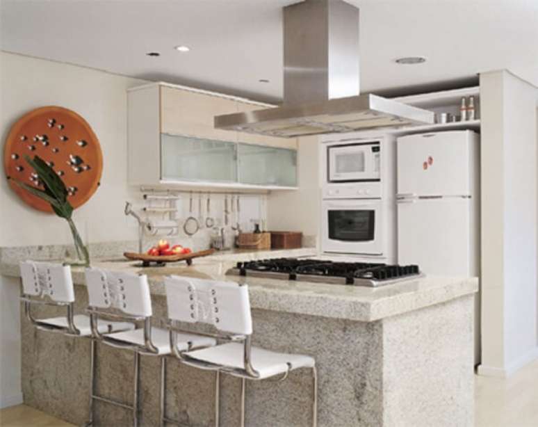 42. Banquetas brancas para cozinha combinam com muitos estilos de decora&ccedil;&atilde;o &ndash; Foto: Dicas decor