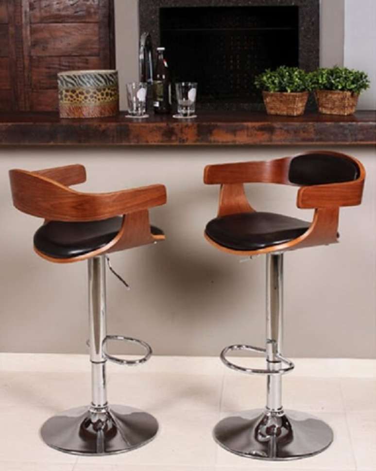 51. Banqueta girat&oacute;ria e com encosto trazem mais conforto a cozinha &ndash; Foto: Via Pinterest