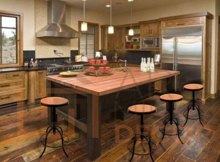 43. Banqueta de madeira agrega na decora&ccedil;&atilde;o de cozinha r&uacute;stica &ndash; Foto: Via Pinterest