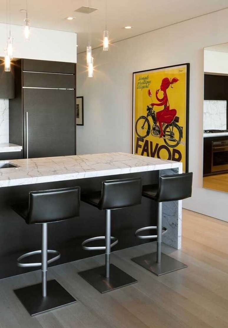 53. Banqueta para cozinha com encosto e apoio de p&eacute;s tamb&eacute;m s&atilde;o modelos confort&aacute;veis &ndash; Foto: Via Pinterest