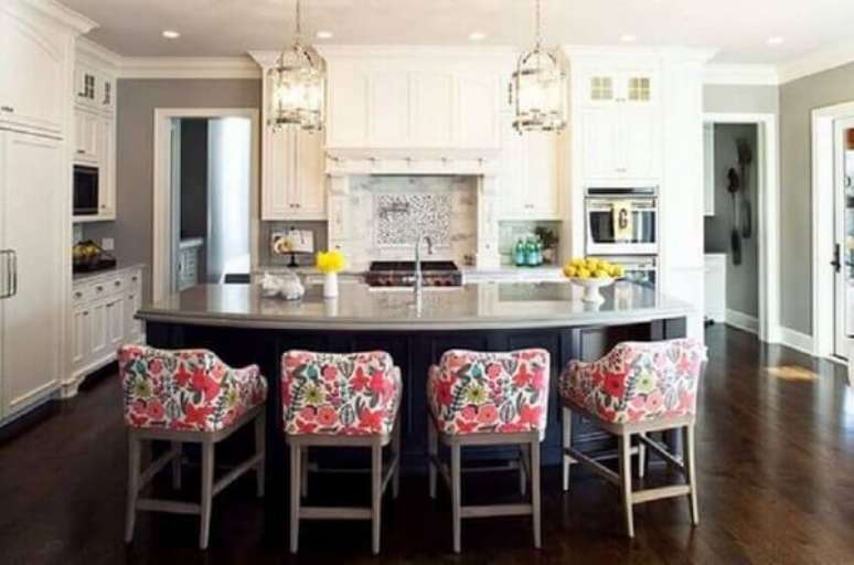 70. Banqueta estampada e colorida transmitindo criatividade ao ambiente &ndash; Foto: Via Pinterest