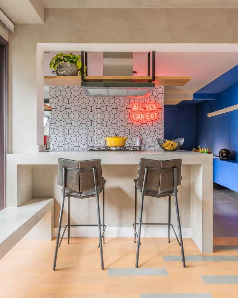 77. Conforto e praticidade se encontra nesse modelo de banqueta alta com encosto &ndash; Foto: Casa Vogue