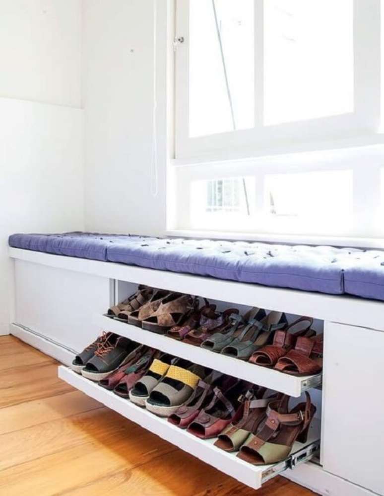 36. O banco sapateira foi feito especialmente para para esse espa&ccedil;o. Fonte: Pinterest