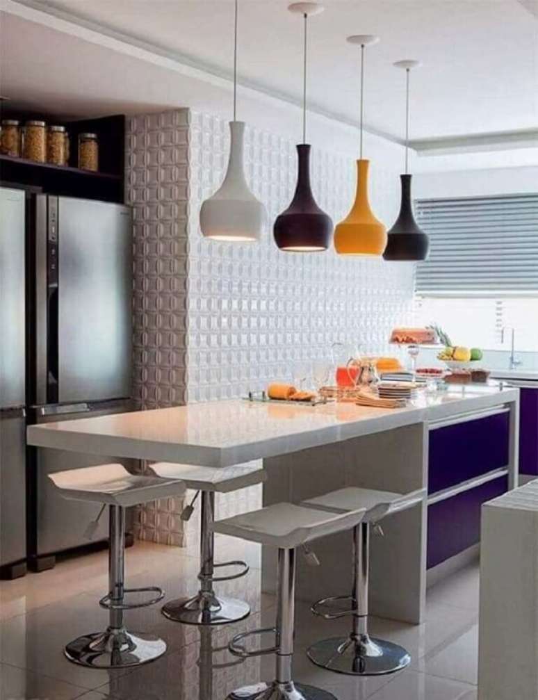 17. Uma banqueta para cozinha precisa se adaptar ao espa&ccedil;o de uma ilha &ndash; Foto: Via Pinterest