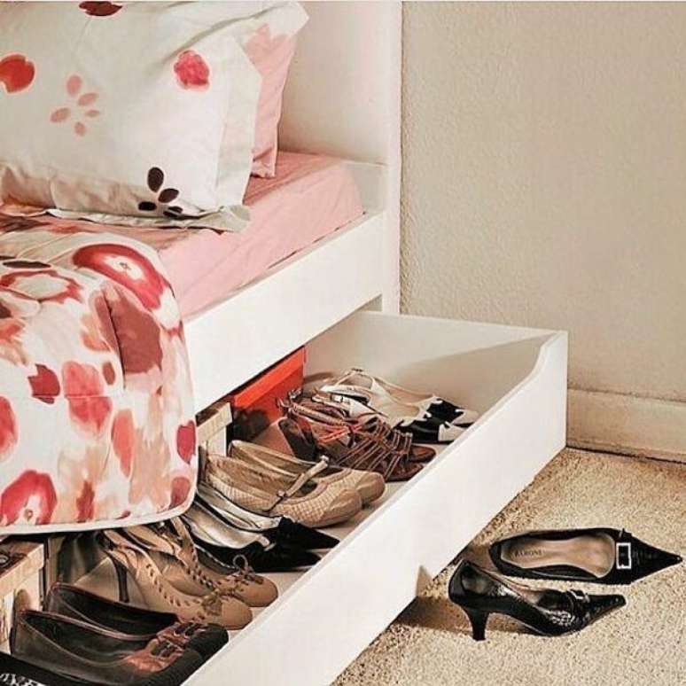 67. Aproveite o espa&ccedil;o embaixo da cama para organizar seus cal&ccedil;ados. Fonte: Pinterest