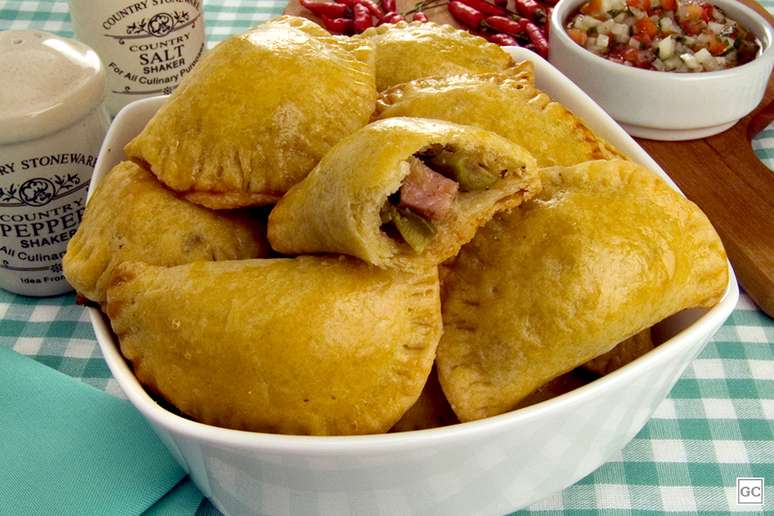 Guia da Cozinha - 5 receitas de pastéis para comer com esses 2 vinagretes