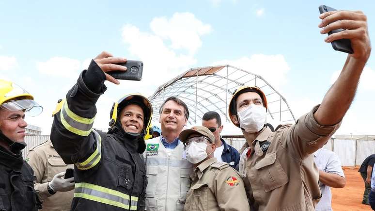 No dia 11 de abril, Bolsonaro visitou local onde está sendo construído um hospital de campanha em Goiás