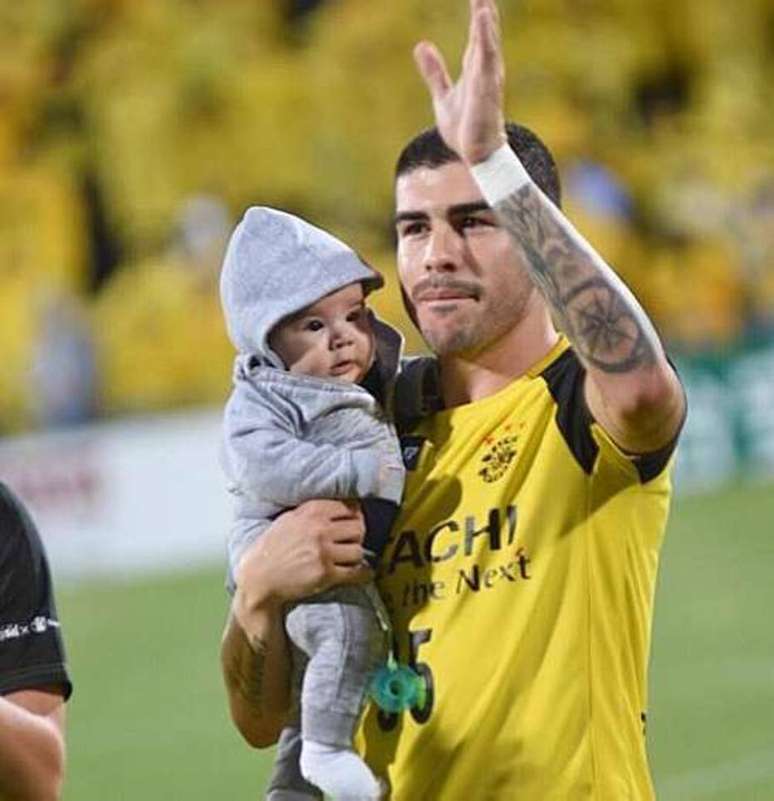 Richardson com o filho, em jogo do Kashiwa Reysol
