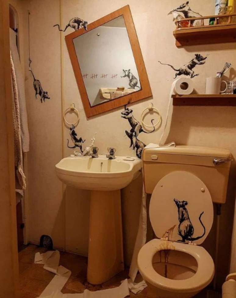 Banksy faz arte no banheiro de casa durante o confinamento