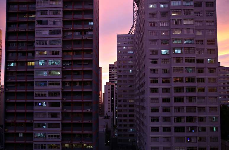 Prédios residenciais durante anoitecer em São Paulo
15/04/2020
REUTERS/Rahel Patrasso
