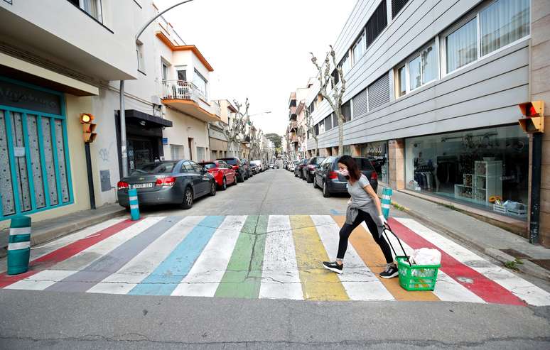 Volunt&aacute;ria faz entrega de compras de supermercado para idosos em El Masnou, na Espanha
16/04/2020 REUTERS/ Albert Gea