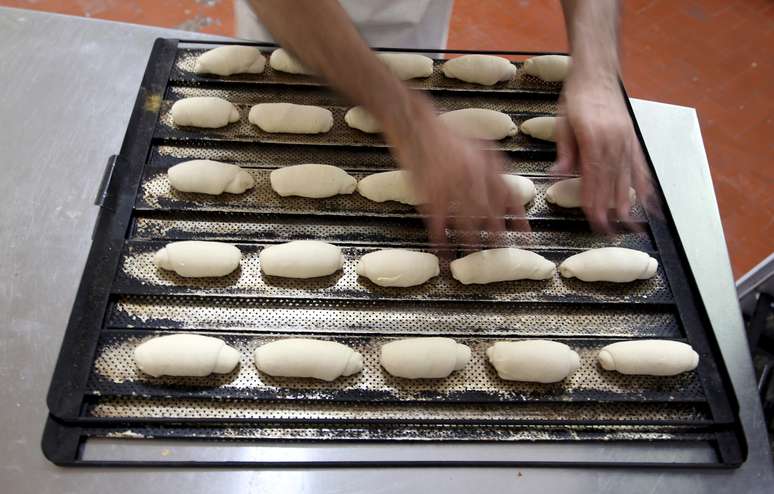 Trabalhador prepara p&atilde;o em padaria de S&atilde;o Paulo
25/09/2015
REUTERS/Paulo Whitaker