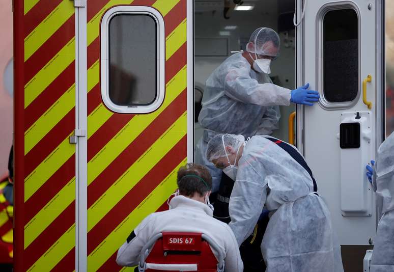 Paciente &eacute; levado at&eacute; ambul&acirc;ncia durante surto do novo coronav&iacute;rus na Fran&ccedil;a
27/03/2020
REUTERS / Christian Hartmann