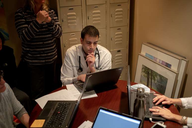 Médico conduz consulta online em West Bloomfield Township, Michigan (EUA), durante pandemia de coronavírus 
16/03/2020
REUTERS/Emily Elconin