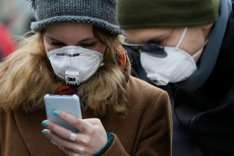 Com máscara de proteção contra coronavírus, mulher utiliza celular em Kiev, Ucrânia 
17/03/2020
REUTERS/Valentyn Ogirenko