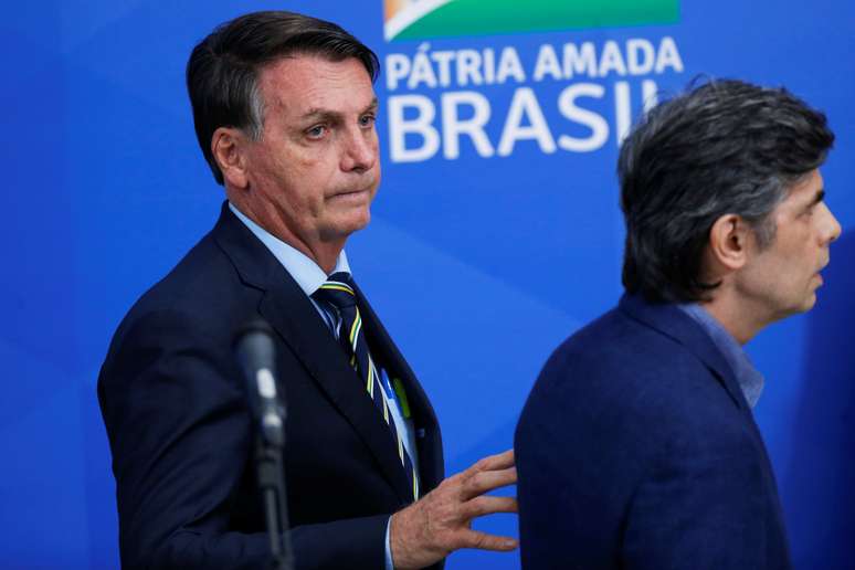 Presidente Jair Bolsonaro caminha ao lado do ministro da Saúde, Nelson Teich, em meio à crise do coronavírus. 16/4/2020. REUTERS/Adriano Machado
