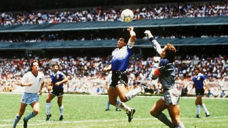 Momento em que Maradona usa a mão para abrir o placar contra a Inglaterra, em 1986 (Foto: Reprodução)