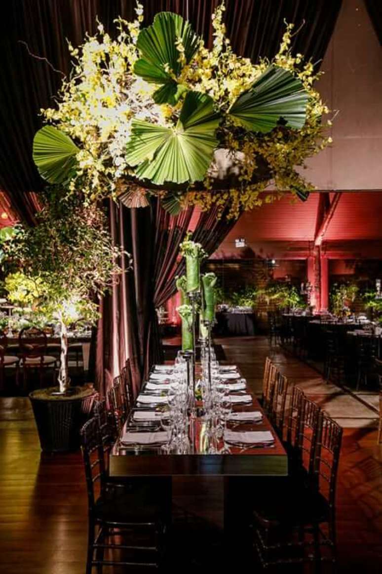 31. Festa decorada com palmeira leque &ndash; Via: Pinterest