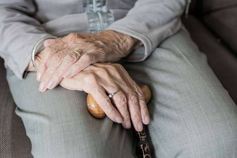 Idosos sofrem com a distância da família durante a quarentena 