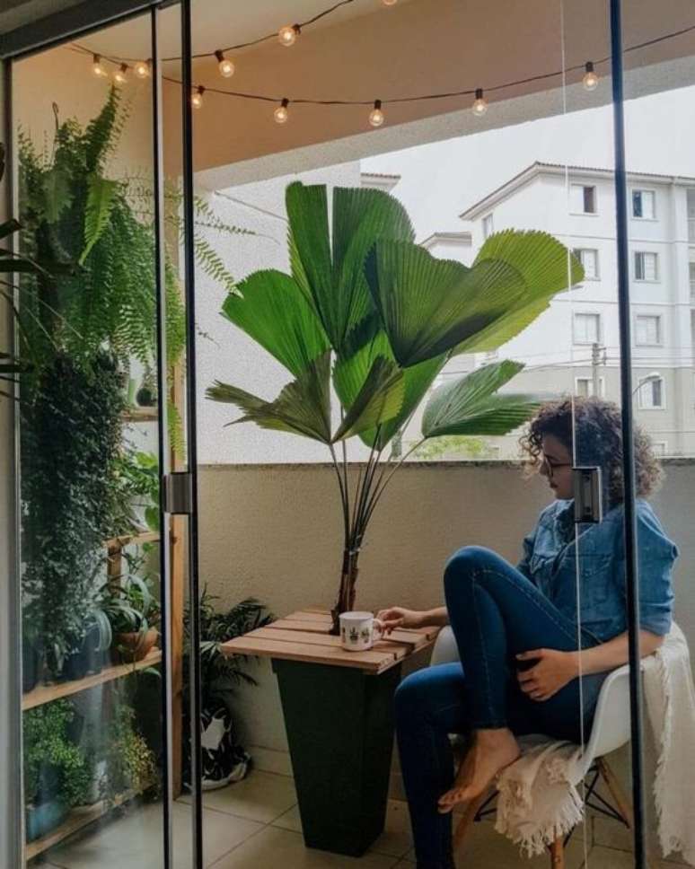 7. Palmeira leque na varanda &ndash; &ndash; Via: Mania de Decora&ccedil;&atilde;o