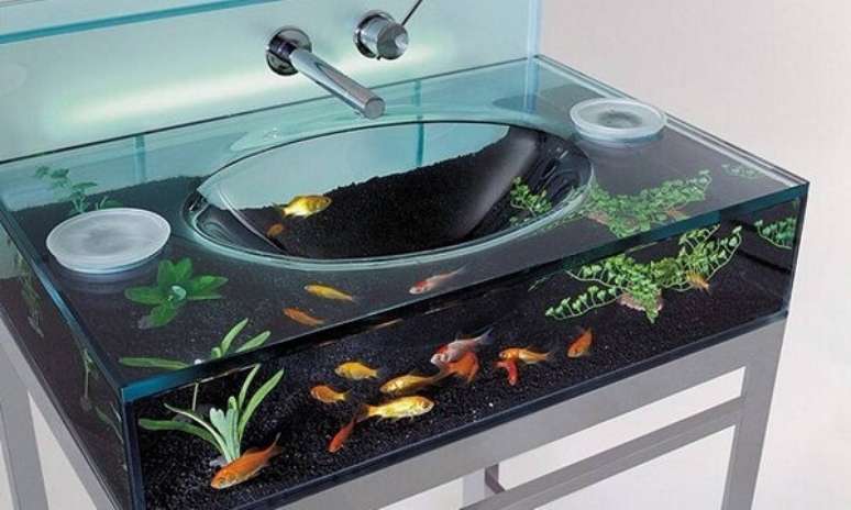 68. Uma pia de banheiro de vidro também pode ser transformada em um aquário, criatividade é tudo – Foto: O globo