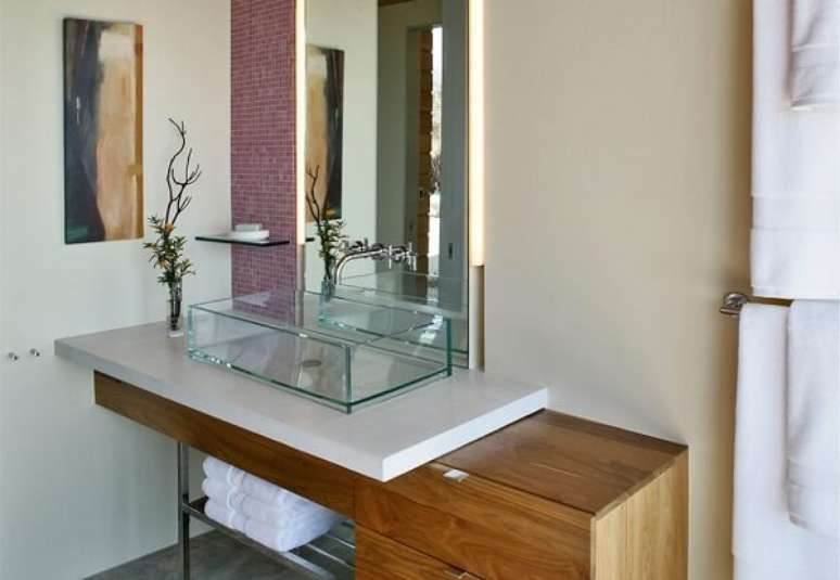 67. Pia de banheiro de vidro quadrada traz modernidade ao banheiro – Foto: Arquited