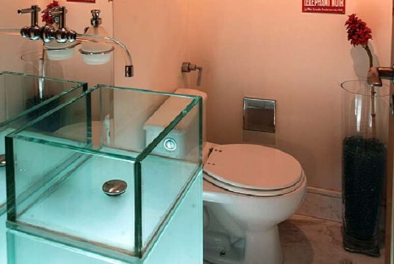 4. Já o modelo de pia de banheiro de vidro quadrada dá um ar mais moderno ao ambiente – Foto: Casa e construção