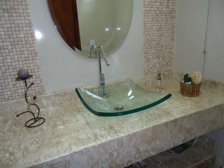 57. Pia de banheiro de vidro sobreposta e sem bordas, opção diferente e criativa – Foto: Via Pinterest