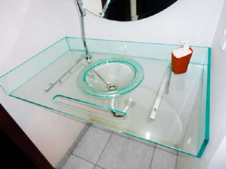 53. Uma pia de banheiro de vidro e bancada são ótimas escolhas para esse ambiente – Foto: Via Pinterest