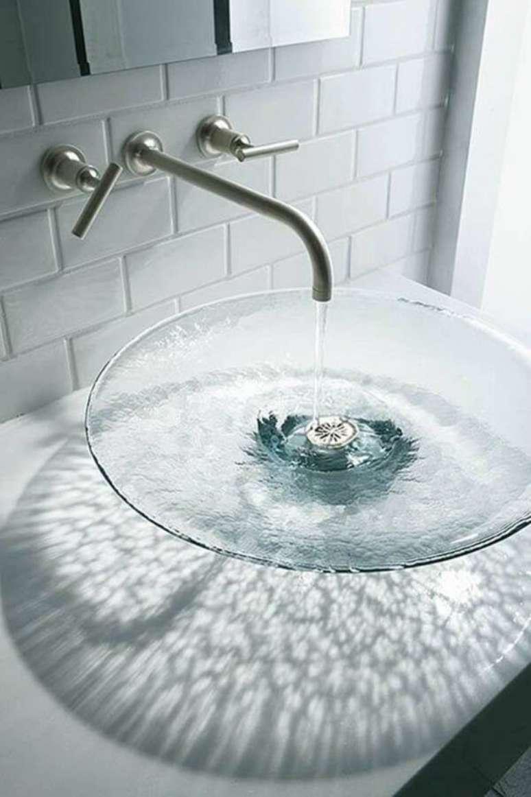 51. Uma pia de banheiro de vidro uma ótima opção – Foto: Via Pinterest