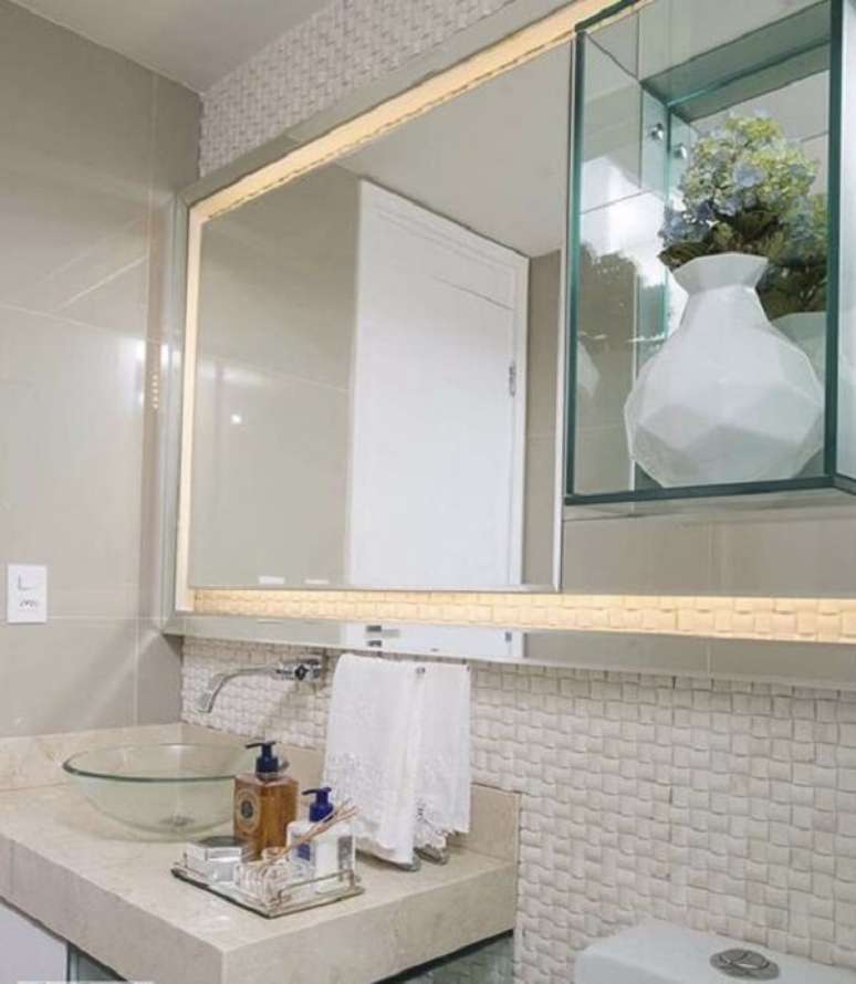 50. Pia de banheiro de vidro sobreposta complementa qualquer decoração – Foto: Via Pinterest