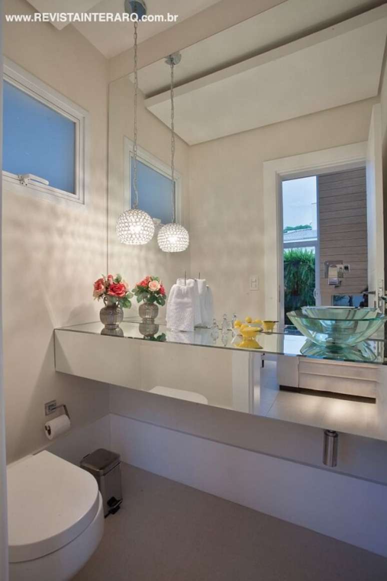 35. Uma pia de banheiro de vidro com tons claros completam uma decoração elegante – Foto: Via Pinterest