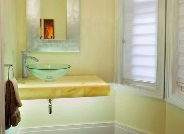28. Uma pia de banheiro de vidro de canto otimiza bem o espaço – Foto: Via Pinterest