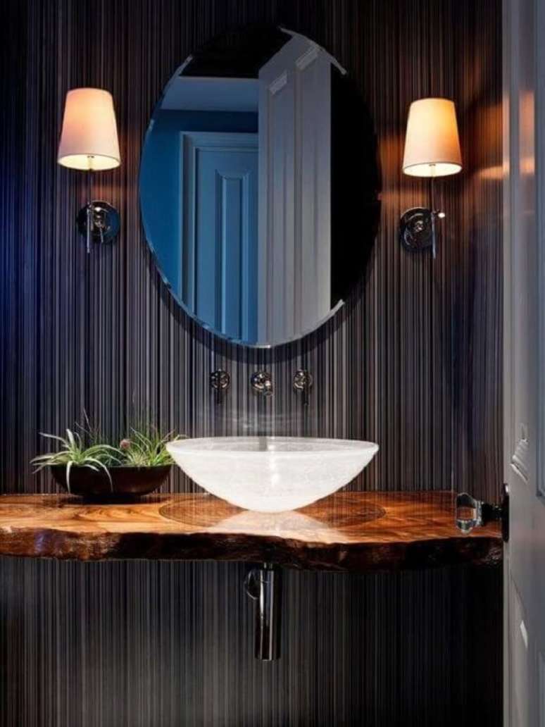27. Uma pia de banheiro de vidro translucida se destaca no ambiente – Foto: Via Pinterest