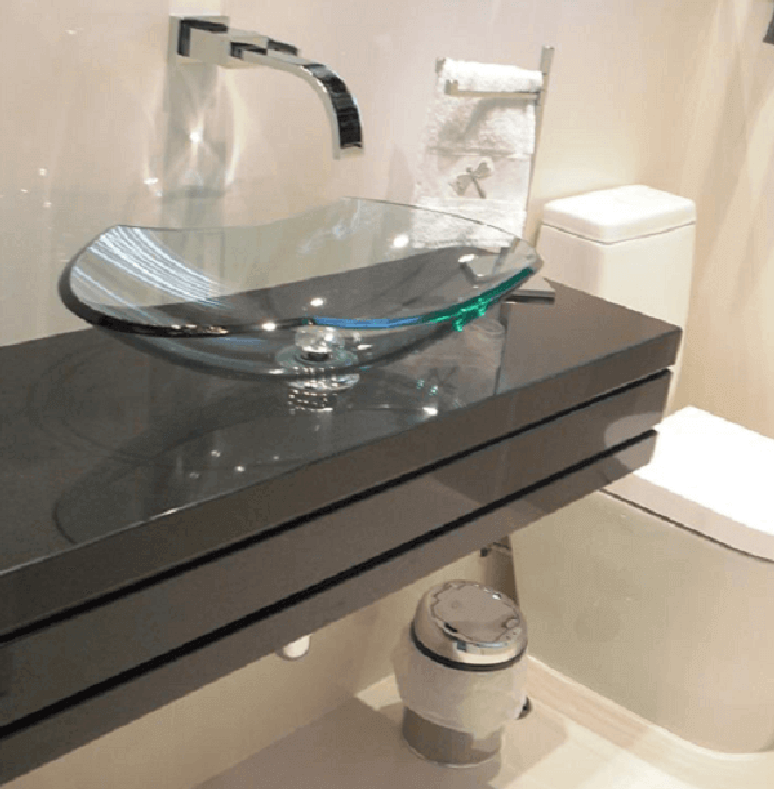 25. Pia de banheiro de vidro em uma decoração neutra e sofisticada – Foto: Revista Viva Decora