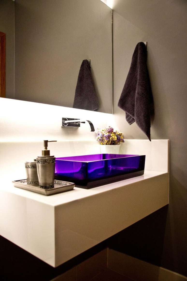 20. Pia de banheiro de vidro coloridas dão um ar moderno ao ambiente – Foto: Revista Viva Decora