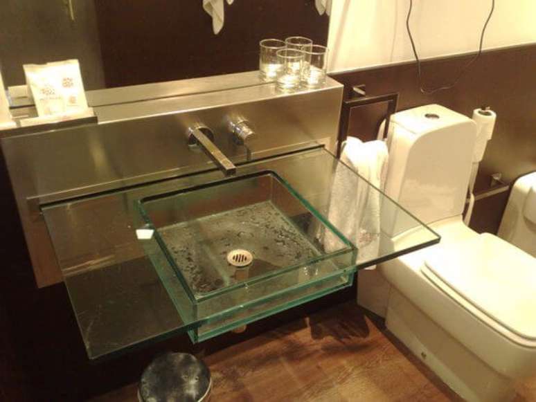 16. Uma pia de banheiro de vidro sem gabinete pode se tornar uma boa opção para otimização de espaço – Foto: Trip advisor