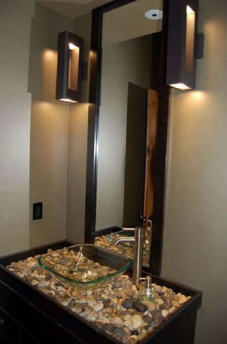 11. Um gabinete decorado é um ótimo complemento para uma pia de banheiro de vidro – Foto: Revista Viva Decora