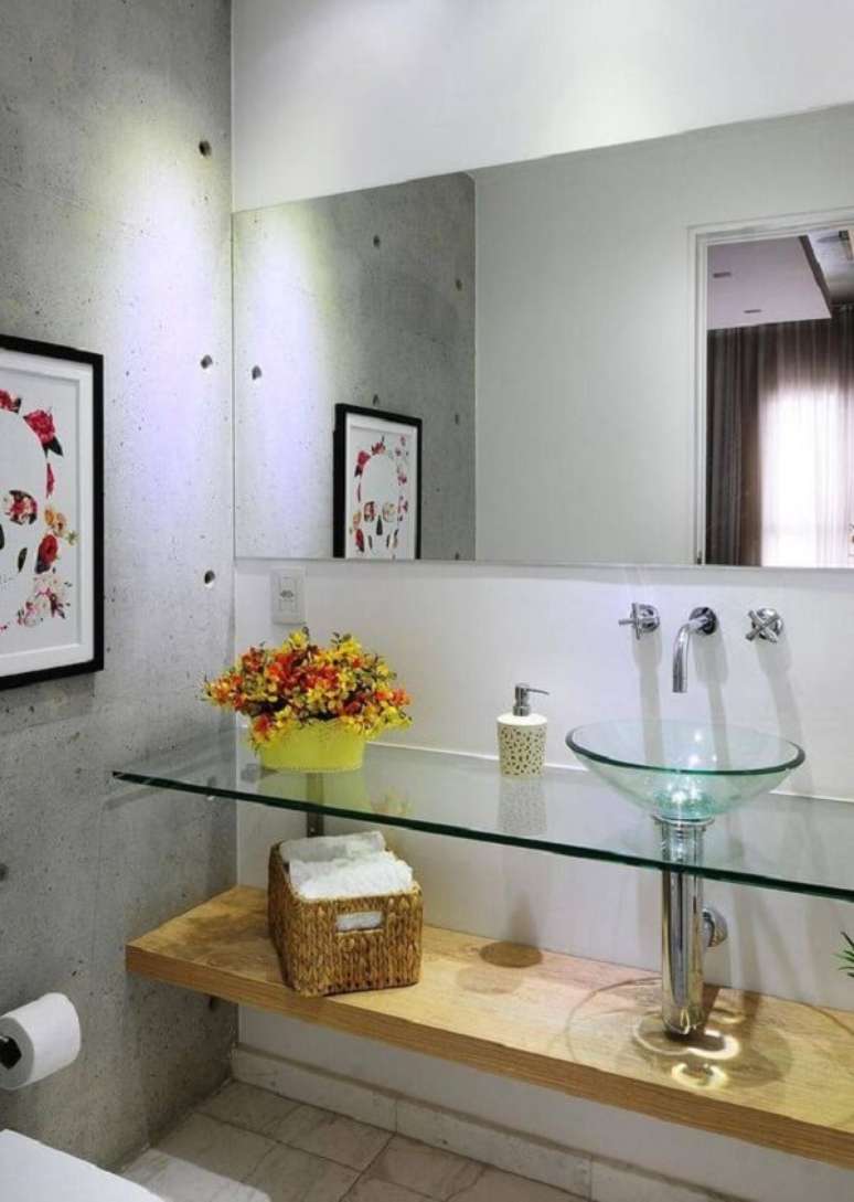 2. A pia de banheiro de vidro redonda é uma ótima opção para uma decoração clean – Foto: Revista Viva Decora