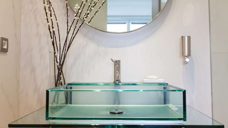 10. Uma pia de banheiro de vidro quadrada transmite personalidade e sofisticação ao banheiro – Foto: Westwing