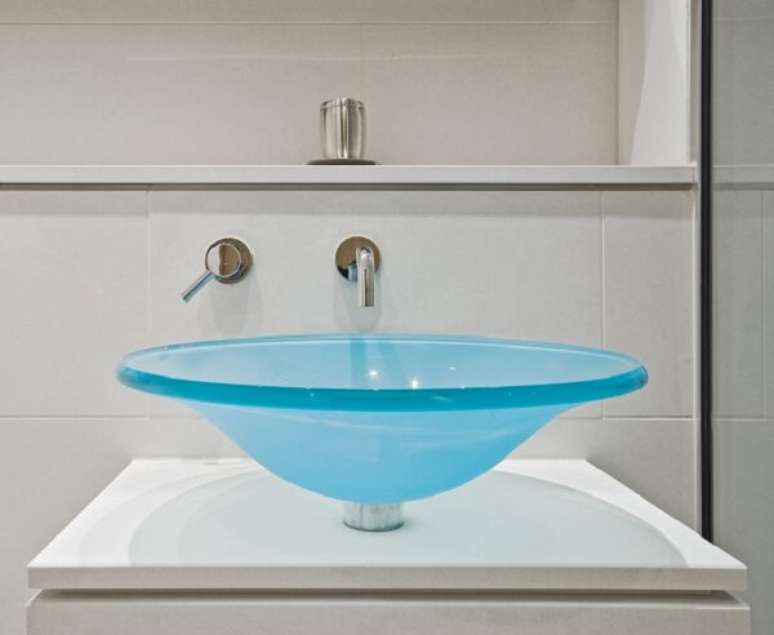 9. Pia de banheiro de vidro colorida traz um charme ao ambiente – Foto: Zap em casa