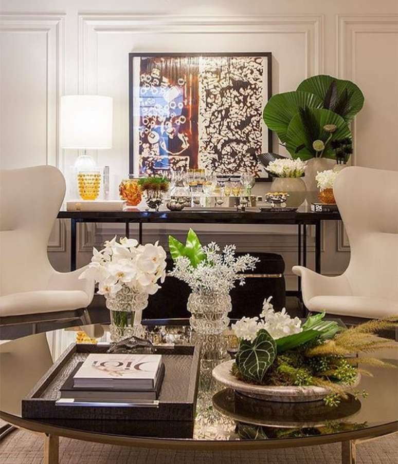 20. Sala de estar com vaso de palmeira leque &ndash; Via: Pinterest