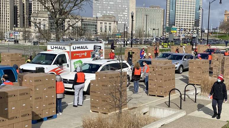 Em alguns dos eventos de distribuição de comida organizados pelo Greater Pittsburgh Community Food Bank, na Pensilvânia, a fila de carros se estende por quilômetros