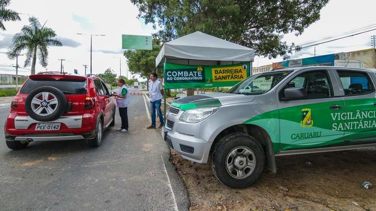 A cidade de Caruaru, no agreste pernambucano, tem feito barreiras sanitárias nas entradas do município para medir a temperatura de quem está chegando