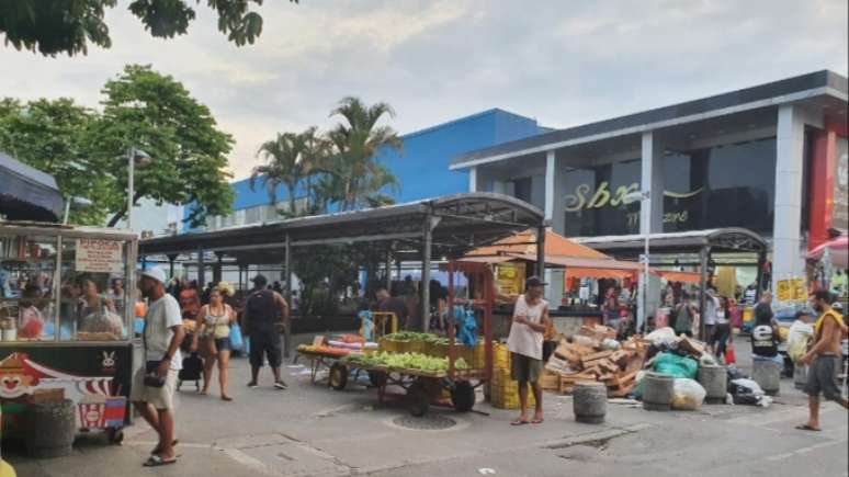 Centro comercial de Bangu, bairro onde incidência da covid-19 tem aumentado bastante