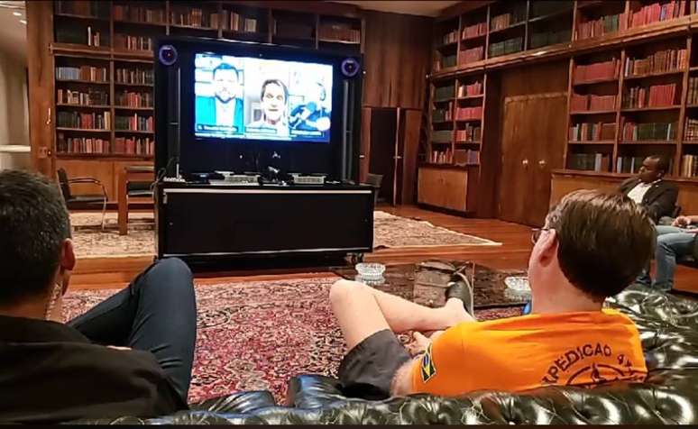 O presidente Jair Bolsonaro fez transmissão ao vivo nas redes sociais enquanto assistia a entrevista do ex-deputado Roberto Jefferson a grupos de direita