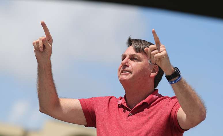  Bolsonaro discursa, na tarde deste domingo (19), para manifestantes